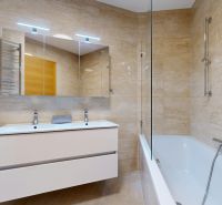 Badezimmer mit stilvollen Fliesen und Badewanne in einer 4-Zimmer-Wohnung.