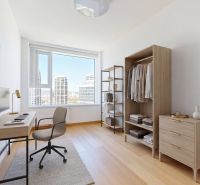 Arbeitszimmer in einer 4-Zimmer-Wohnung mit Holzboden und Holzmöbeln.