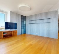 Wohnzimmer in einer 4-Zimmer-Wohnung mit Holzboden und großem Fenster.
