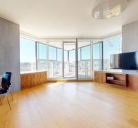Geräumiger Wohnbereich in einer 4-Zimmer-Wohnung mit Holzboden und Aussicht.