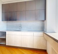 Küche in einer 4-Zimmer-Wohnung mit Holzboden und Panoramablick.