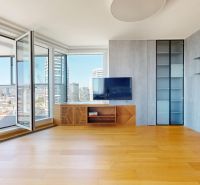 Ein heller Raum mit Holzboden-Dekor und Blick aus einer 4-Zimmer-Wohnung.
