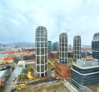 Panorama von Bratislava mit vier abgerundeten Türmen und der Umgebung der Landererova-Straße.