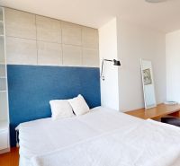 Schlafzimmer in einer 4-Zimmer-Wohnung mit Bett und Möbeln, Boden mit Holzdekor.