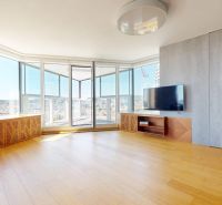 Wohnzimmer mit großen Fenstern und Holzboden in einer 4-Zimmer-Wohnung.