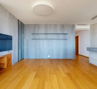 Wohnzimmer mit Einbaumöbeln und Holzboden in einer 4-Zimmer-Wohnung.
