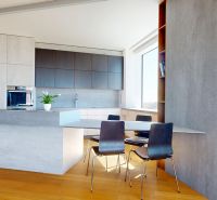Küche in einer 4-Zimmer-Wohnung mit Insel, Holzboden und Esstisch.
