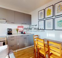 Küche in einer 2-Zimmer-Wohnung mit grauer Küchenzeile, Dekorationen und Boden in Holzoptik.