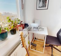 Roh eines Zimmers in einer 2-Zimmer-Wohnung mit einem Schreibtisch, einem Bürostuhl und Pflanzen.