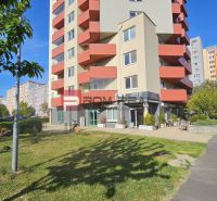 Wohngebäude am Humenské námestie im Bezirk Bratislava V mit umliegendem Grün.