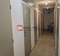 Stauraum und Fahrrad im gemeinsamen Flur, 2-Zimmer-Wohnung.