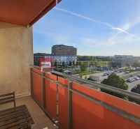 Balkon einer 2-Zimmer-Wohnung mit Blick auf den Parkplatz und das Grün, Humenské námestie, Bratislava V.
