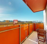 Der Balkon einer 2-Zimmer-Wohnung am Humenské námestie in Bratislava V mit Blick auf die Stadt.