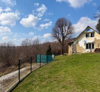 Ein Einfamilienhaus auf einem Wohnbaugrundstück in Lubina, Lubina-Straße, mit einem Rasen-Garten.