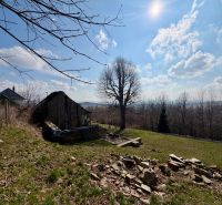 Grundstücke zum Wohnen in Lubina erfassen die Naturlandschaft mit einem alten Gebäude und Bäumen.