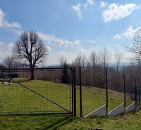 Grundstücke - Wohnen in Lubina mit Blick über den Zaun auf den Wald und das Panorama.