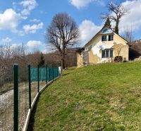 Grundstücke - Wohnen in Lubina in der Straße Lubina mit einem heruntergekommenen Gebäude und Rasen.