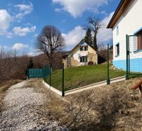 Haus mit Hof und Zaun auf Grundstücken - Wohnen in Lubina, Lubina.