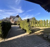 Luftaufnahme in Stará Lesná mit einer Zufahrtsstraße, umgeben von Grünflächen und Einfamilienhäusern.