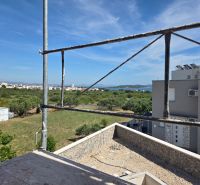 Der Ausblick aus der 3-Zimmer-Wohnung in TRIBUNJ zeigt eine Baustelle und ein Panorama mit Meer.