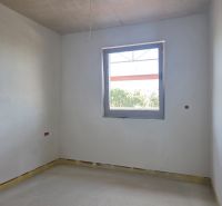 Ein leerer Raum mit einem Fenster in einer 3-Zimmer-Wohnung, bereit für weitere Anpassungen.