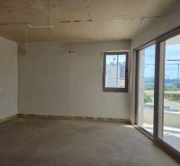 Innenraum einer 3-Zimmer-Wohnung mit Balkon und Blick auf die Landschaft.