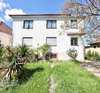 Ein Einfamilienhaus in der Puškinova-Straße in Partizánske mit einem Vorgarten und Bäumen.