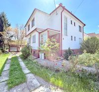 Einfamilienhaus in der Puškinova-Straße in Partizánske mit Garten und Zufahrtsweg.