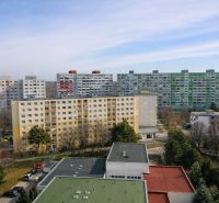 Plattenbauten in Bratislava - Petržalka in der Lietavská-Straße im Hintergrund von Bäumen.