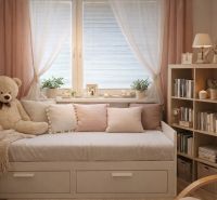 Ein Ort zum Ausruhen in einer 4-Zimmer-Wohnung mit einem Plüschbären und einem Bücherregal voller Bücher.