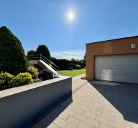Einfamilienhaus in Partizánske mit Garten und Garage bei sonnigem Wetter.
