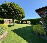 Ein gepflegter Garten mit Pavillon bei einem Einfamilienhaus in Partizánske.