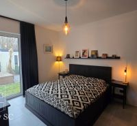 Schlafzimmer mit Bett und Dekorationen, Zugang zum Garten, Einfamilienhaus.