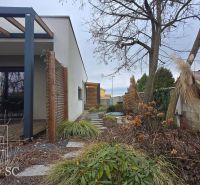 Einfamilienhaus in Senec mit Terrasse, Holzpergola und gepflegtem Garten.