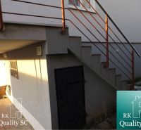 Außenbereich eines Einfamilienhauses an den Sonnenseen Süd in Senec mit Treppe und Terrasse.