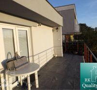 Balkon auf der Hütte am SONNENSEE SÜD in Senec mit Metallgeländer.