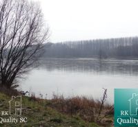 Fluss am Ufer des Alten Hafens Gabčíkovo, Grundstücke - Wohnen, umgeben von Bäumen.