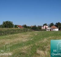 Grundstücke - Wohnen in der Vrbová-Straße in Jelka mit Blick auf die umliegenden Häuser.