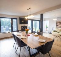 Esstisch und Sofa mit Holzboden in einem Einfamilienhaus.