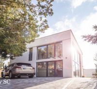 Einfamilienhaus am Sonnensee Süd in Senec mit angrenzendem Parkplatz und Grünfläche.