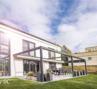 Ein Einfamilienhaus an den Sonnenseen Süd in Senec mit einer geräumigen Terrasse und einem Hof.