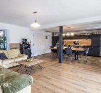 Einfamilienhaus Wohnzimmer mit Küche, Boden mit Holzdekor, bequeme Sitzgelegenheit.