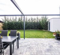 Im Außenbereich des Einfamilienhauses an den Sonnenseen Süd in Senec gibt es eine Terrasse und einen Garten.