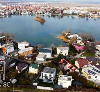 Luftaufnahme von Einfamilienhäusern bei den Sonnenseen Süd in Senec.