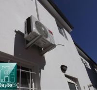 Eine Klimaanlage, die an der Wand eines Einfamilienhauses in der Mäsiarska-Straße in Senec installiert ist.