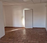 Ein Zimmer in einem Einfamilienhaus mit Fliesenboden und weißen Wänden.
