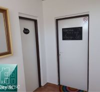 Zwei weiße Türen und ein Spiegel im Inneren eines Einfamilienhauses mit einem Hinweisschild.