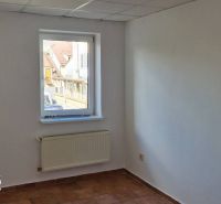 Weiße Wand mit Fenster, Heizkörper und Fliesen in einem Einfamilienhaus.