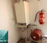 Kombination aus Gasheizung und Feuerlöscher im Einfamilienhaus.