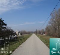 Straße im Gebiet Alter Hafen Gabčíkovo, gesäumt von Bäumen und Gras, Grundstücke - Wohnen.